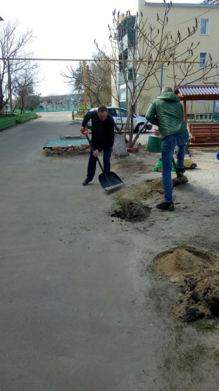 Жители ТОС "Сказочный остров" провели субботник. Жители ТОС "Сказочный остров" провели субботник.